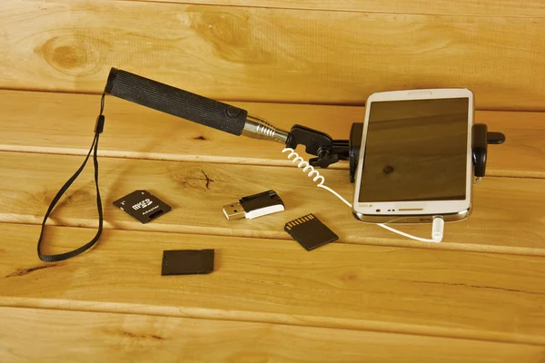 Selfie Smartphone sur un bâton et lecteurs flash avec un adaptateur — Photo