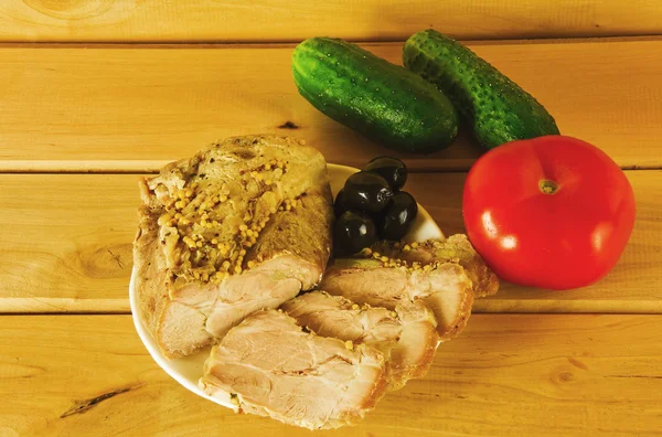 Ein Stück gebratenes Fleisch mit Oliven, Tomaten und Gurken — Stockfoto