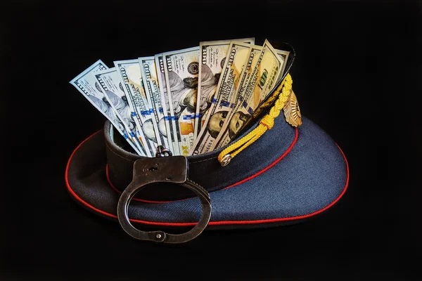 Gorra uniforme con dólares americanos y esposas — Foto de Stock