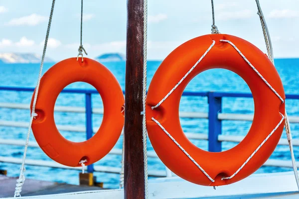 Two lifebuoys fixed ropes on the mast — Stock Photo, Image