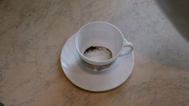 Çekilmiş kahve çaydanlık sıcak su dolu bir bardağa dökülür