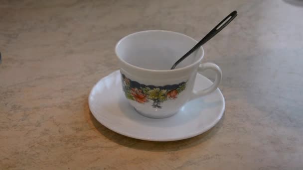 V šálku mleté kávy se přelije vroucí vodou z konvice — Stock video