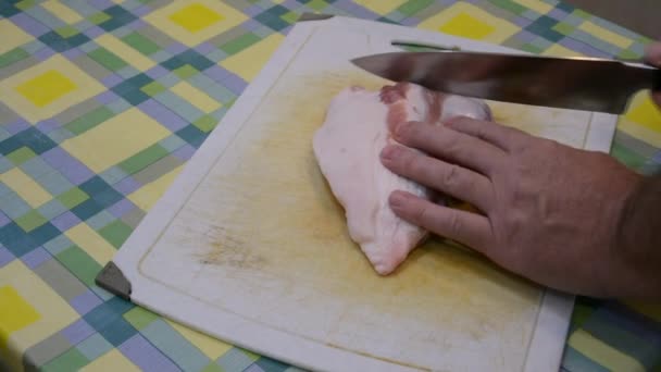 O homem com uma faca corta um pedaço de carne fresca — Vídeo de Stock