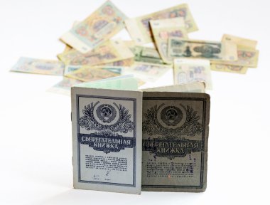 İki tasarruf kitap S bulanık bir arka plan üzerinde dik duruyorum