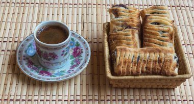 Bir fincan taze kahve ve puf çilek ile