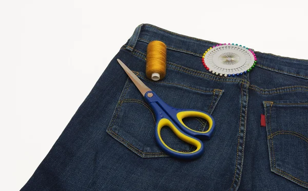 Pantaloni denim e accessori per cucito — Foto Stock