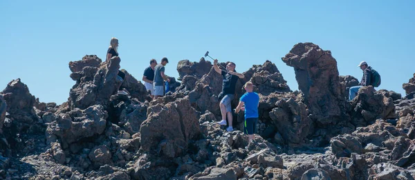 España Tenerife 2016 Sesión Fotos Turistas Sobre Las Rocas Volcánicas — Foto de Stock