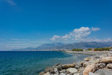 Deniz Burnu. Agios Nikolaos (Girit, Yunanistan) sahil şeridi ve plajı. Stok fotoğrafı
