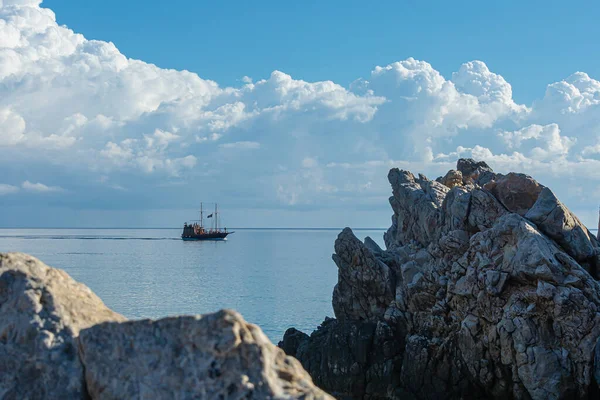 Grekland Kreta 2015 2019 Turistbåt Bakgrunden Horisonten Och Cumulus Moln — Stockfoto