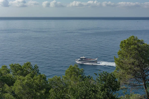 Spanien Lloret Mar 2019 Turistbåt Vid Horisonten Och Cumulus Moln — Stockfoto