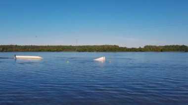 Belarus, Minsk-09 / 20 / 2020: uçurtma. Simülatörde bir sporcuyu eğitmek.