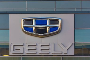 Belarus, Minsk-11 / 09 / 2020: Bina cephesinde GEELY Logosu. Stok fotoğrafı.
