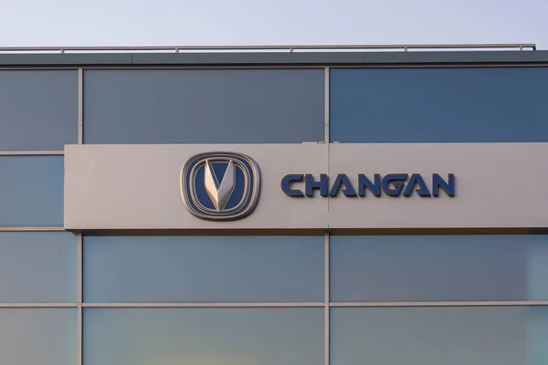 Belarus, Minsk-11 / 09 / 2020: Bina cephesinde CHANGAN Logosu. Stok fotoğrafı