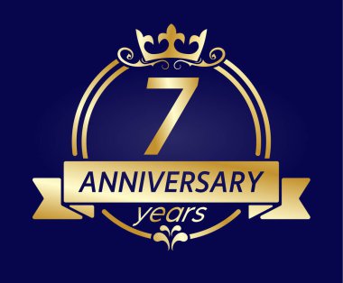 Yedinci yıl dönümü. Altın yuvarlak çerçeveli, taç ve kurdeleli. Doğum günü, düğün ya da yıldönümü kutlamaları için vektör illüstrasyonu, yaratıcı tasarım için. Basit biçim.