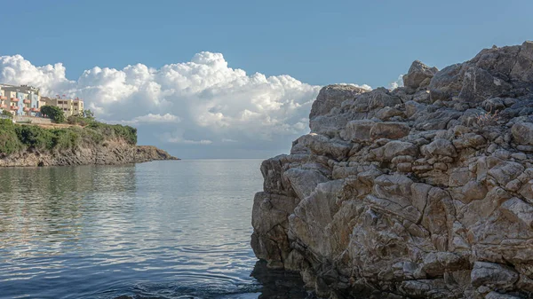 シースケープ 岩の多い海岸 ギリシャ クレタ島 のアパートメント ストックフォト — ストック写真