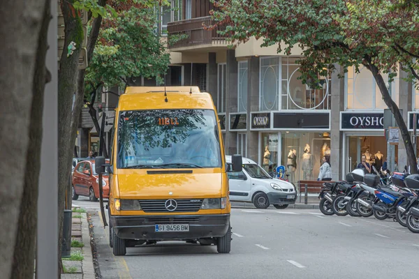 Girona Espanha Abril 2021 Minibus Route City Street Foto Stock — Fotografia de Stock