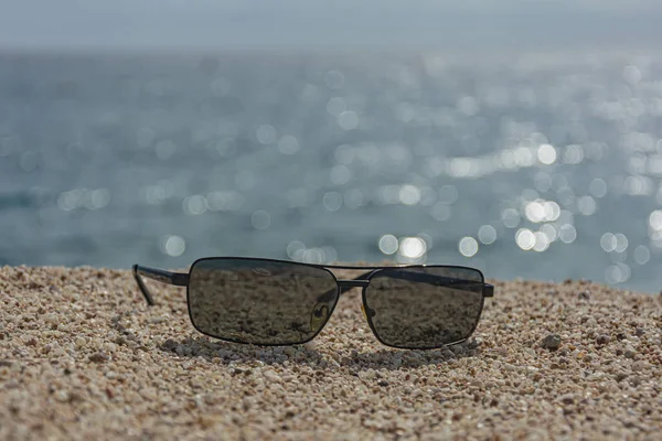 Gafas Sol Oscuras Arena Contra Mar Fondo Borroso Con Elementos — Foto de Stock