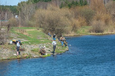 RUSSIA, Tver-April 18, 2021: Nehir kıyısında oltayla balık tutan bir grup balıkçı. Stok Fotoğrafı