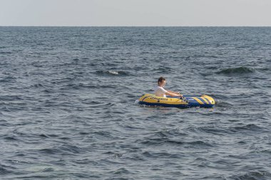 İSPAN, BLANES - 11 Mayıs 2021: şişme bir teknede bir adam denizde yüzüyor. Stok Fotoğrafı