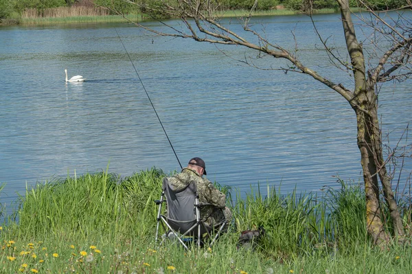 Uomo Con Una Canna Pesca Seduto Sulla Riva Del Fiume — Foto Stock
