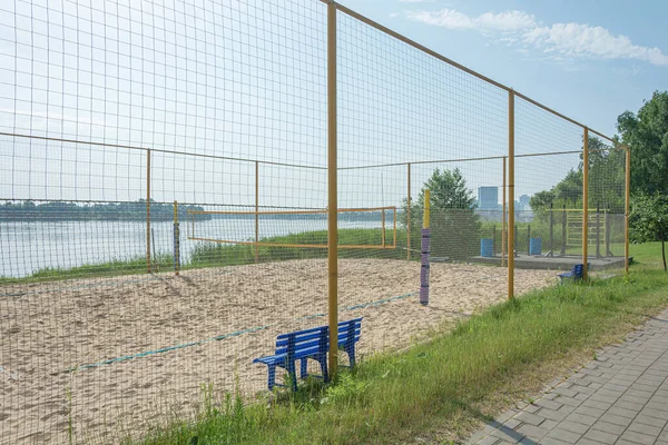 Een Leeg Beachvolleybalveld Aan Oever Van Een Stuwmeer Voorraadschoten — Stockfoto