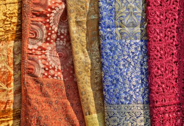 Renkli yoğun kumaş örnekleri