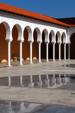 İspanyol tarzı veranda sütunlu. İsrail