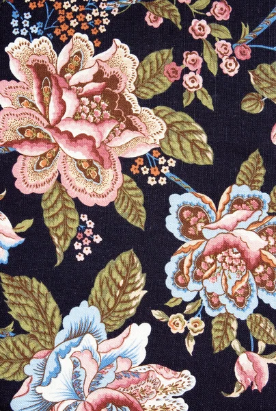 Muster eines kunstvollen bunten floralen Wandteppichs auf schwarz — Stockfoto
