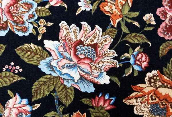 Padrão de um colorido ornamentado em tapeçaria floral preta — Fotografia de Stock