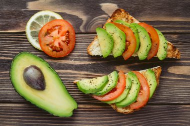 Avokado, domates, ekmek taze sağlıklı aperatifler.