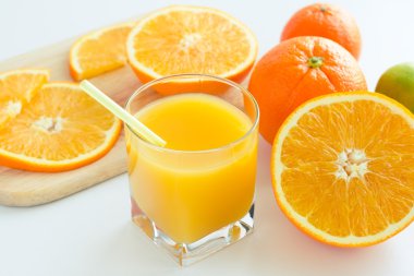 Cam tübül üzerinde beyaz backgro ile taze portakal suyu