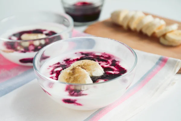 Rumah membuat yogurt dengan selai dan pisang — Stok Foto