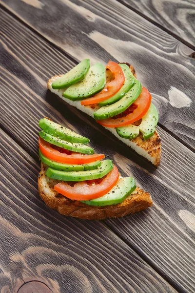 Δίαιτα καλό σάντουιτς με αβοκάντο ντομάτα και πιπεριά — Φωτογραφία Αρχείου