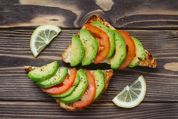 Vejetaryen sandviç taze domates ve avokado serpilir limon suyu ile
