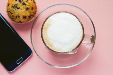 Kahve ile bir telefon bir pembe tablo