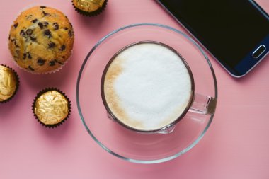 Kahve tatlı ve bir tablo bir akıllı telefon