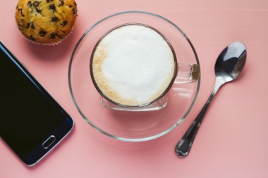 Kahve ile bir telefon bir pembe tablo