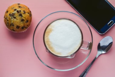 Kahve kek ve bir masa üstünde a telefon ile