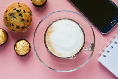 Kahve kek ve bir masa üstünde a telefon ile