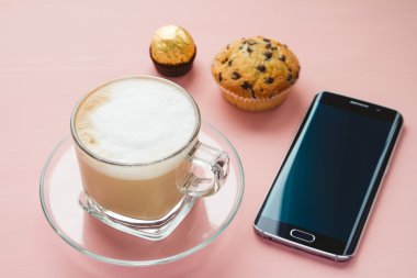 Kapuçino çöl ve masanın üstünde a telefon ile