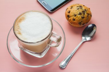 Tatlı bir pembe tablo ile kahve