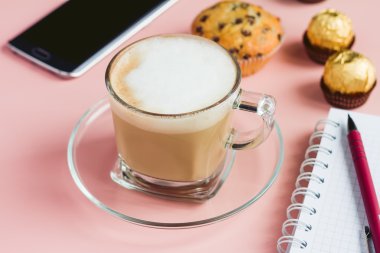 Tatlı ve telefon ve defter ile kahve kapatmak  