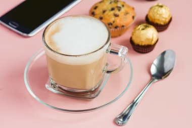 Tatlı bir pembe tablo ile kahve