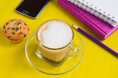 Sabah kahve fincan kek ve bir masada dizüstü bilgisayarlar ile