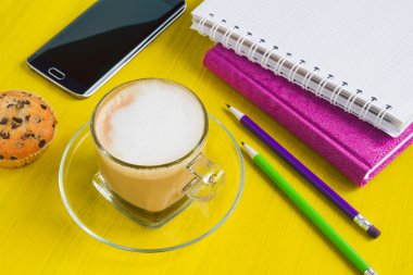 Sabah kahve fincan kek ve bir masada dizüstü bilgisayarlar ile