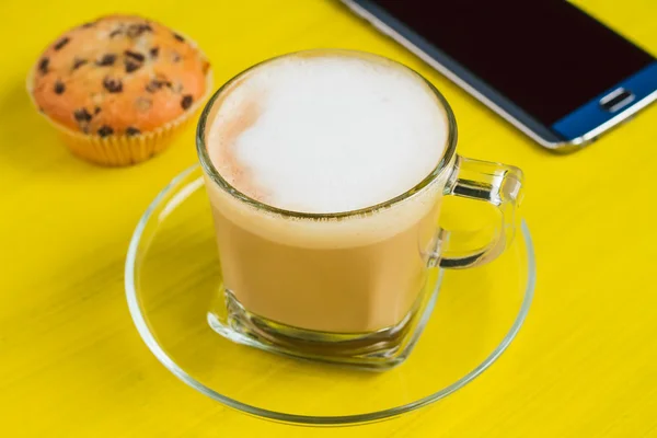 Cappuccino dengan makanan penutup di atas meja — Stok Foto