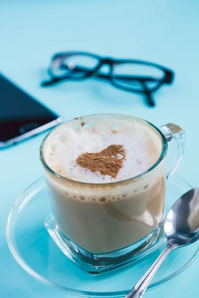 Secangkir kopi, telepon pintar dan gelas di atas meja — Stok Foto