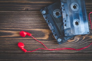 kaset ve ahşap arka planda, vintage tarzı kulaklık