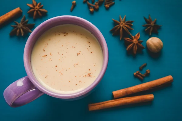 Susu masals teh dengan rempah-rempah yang berbeda di atas meja — Stok Foto