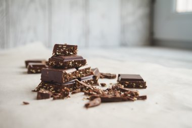 ahşap arka plan üzerinde koyu çikolata